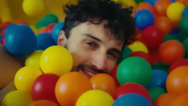Ukázka videoklipu: muž mezi barevnými míčky
