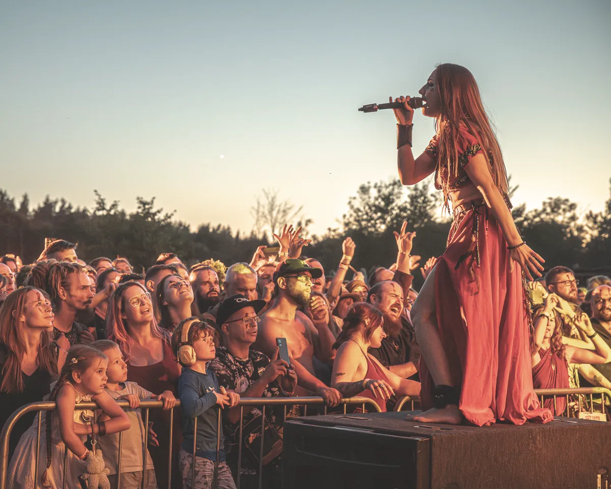 Zpěvačka Deloraine na Sabat Festu nad davem fanoušků